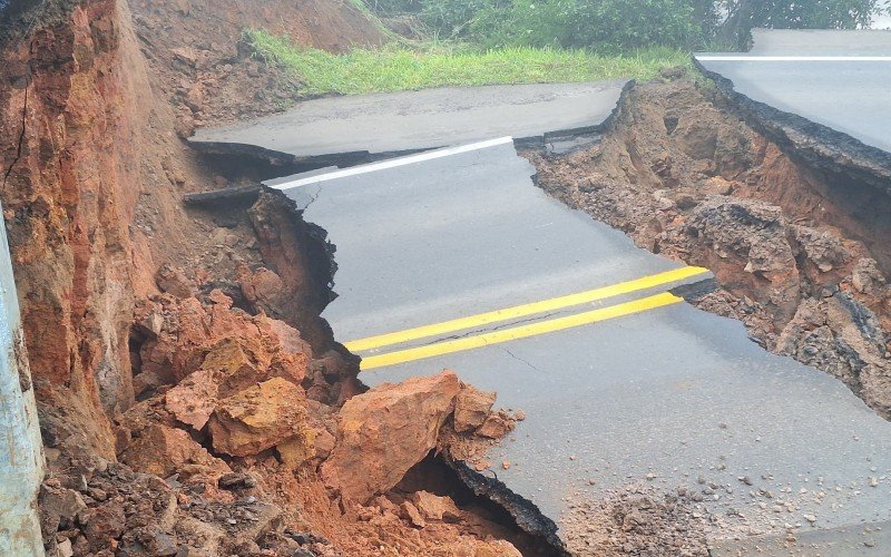 RS-240: Trecho da rodovia em Capela de Santana tem bloqueio total