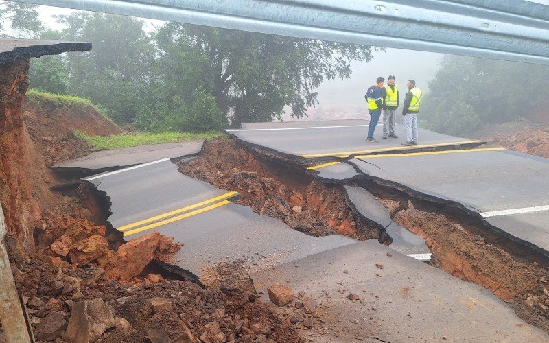 RS-240: Trecho da rodovia em Capela de Santana tem bloqueio total