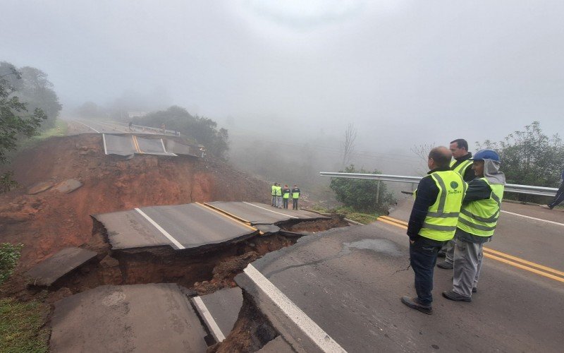 RS-240: Trecho da rodovia em Capela de Santana tem bloqueio total