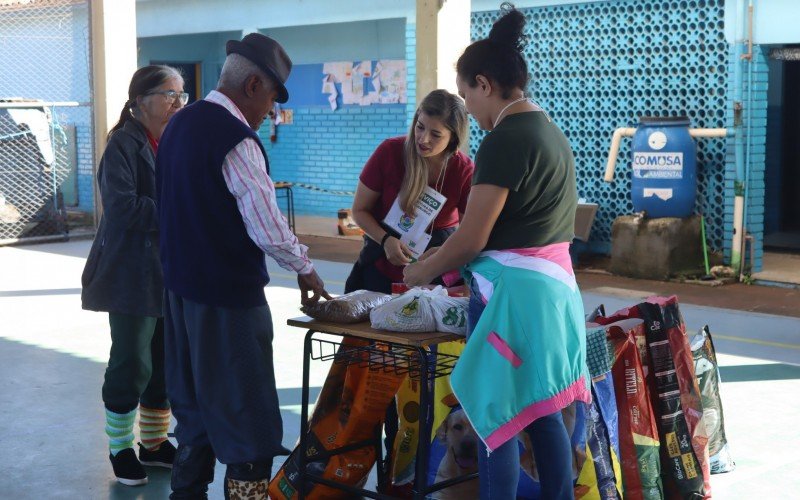 Doações na Escola Caldas Júnior