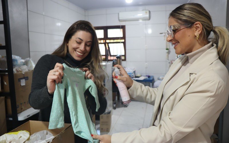 Roupinhas são perfumadas para serem entregues aos bebês