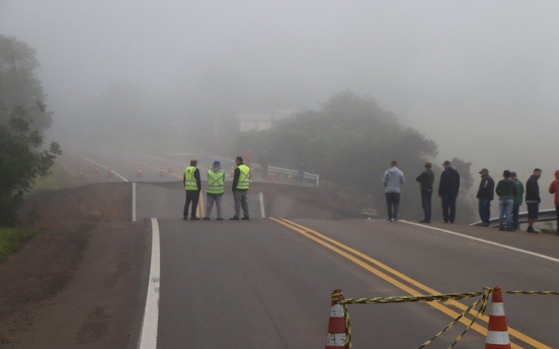 Movimentação de terra fez RS-240 colapsar após pressão de água represada em um dos lados da rodovia