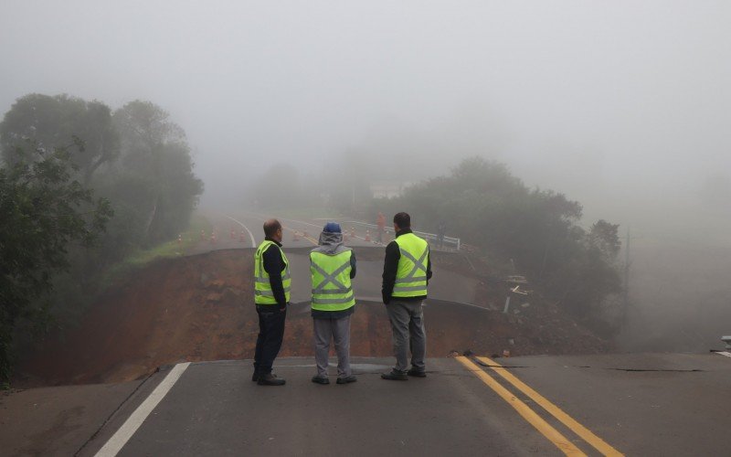 Técnicos da CSG avaliaram proporção do estrago logo nas primeiras horas da manhã e iniciaram intervenção para reconstruir rodovia