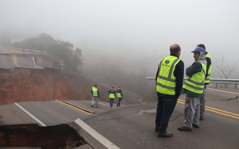 Técnicos da CSG avaliaram proporção do estrago logo nas primeiras horas da manhã e iniciaram intervenção para reconstruir rodovia