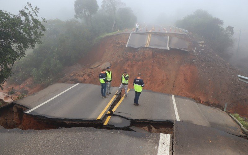 Movimentação de terra fez RS-240 colapsar após pressão de água represada em um dos lados da rodovia