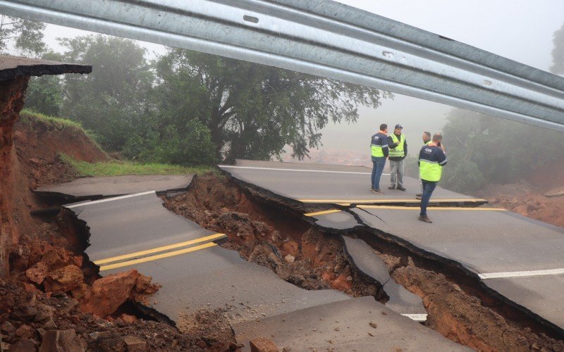 Movimentação de terra fez RS-240 colapsar após pressão de água represada em um dos lados da rodovia