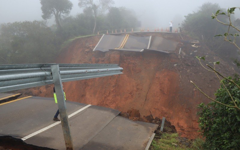 Movimentação de terra fez RS-240 colapsar após pressão de água represada em um dos lados da rodovia