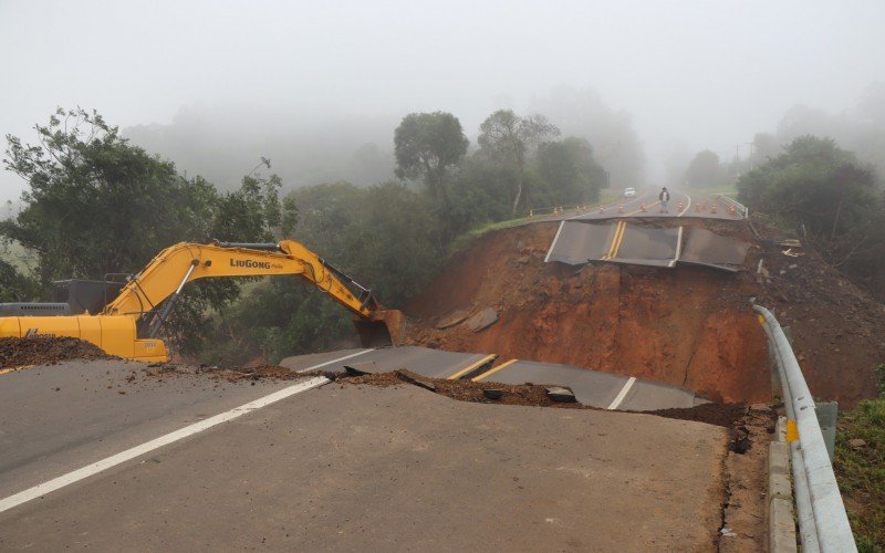 Movimentação de terra fez RS-240 colapsar após pressão de água represada em um dos lados da rodovia