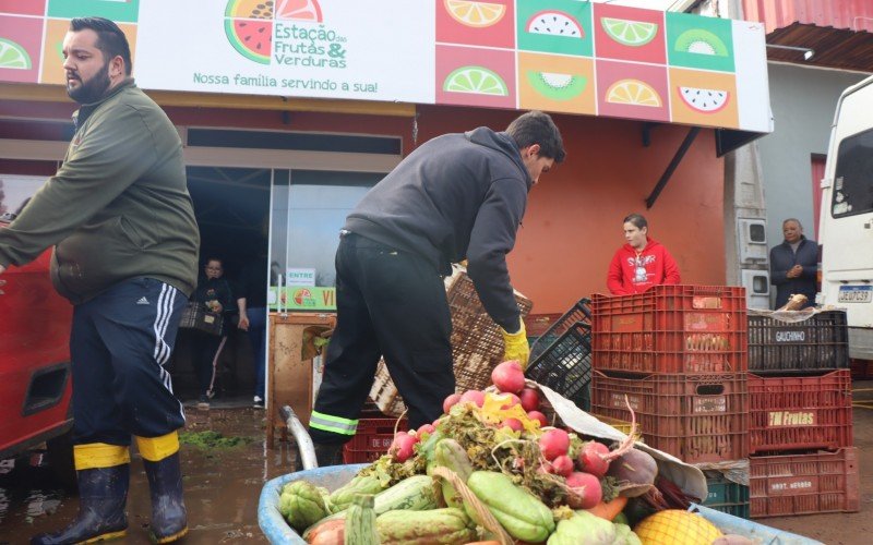 Fruteira foi invadida por lamaçal que desceu da RS-240 rumo a área urbana de Capela de Santana