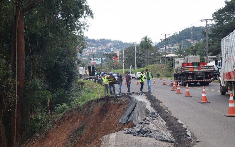 Técnicos avaliam área de deslizamento no km 232 da BR-116