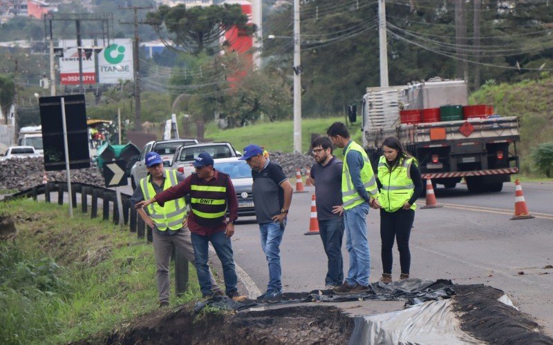 Técnicos avaliam área de deslizamento no km 232 da BR-116