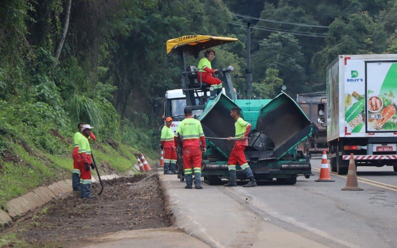 Asfalto está sendo feito no acostamento no sentido interior-capital