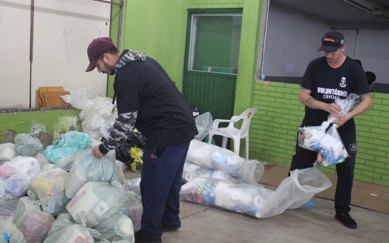 Famílias puderam pegar alimentos, roupas e produtos de limpeza durante o período que estavam fora de casa