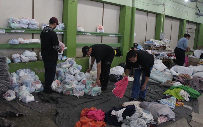 Dezenas de voluntários atuam na central de distribuição, em Canoas | abc+