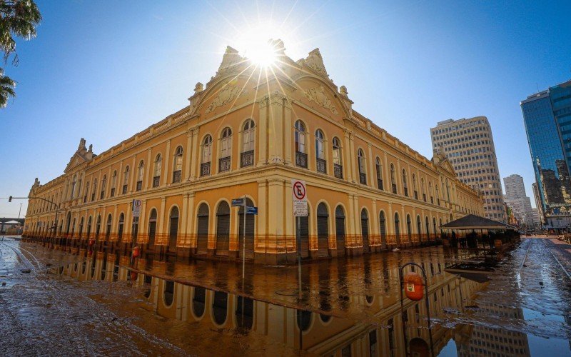 A volta das chuva fortes nesta quinta-feira (23) fez com que as equipes da prefeitura de Porto de Alegre interrompesse a limpeza do Mercado Público | abc+