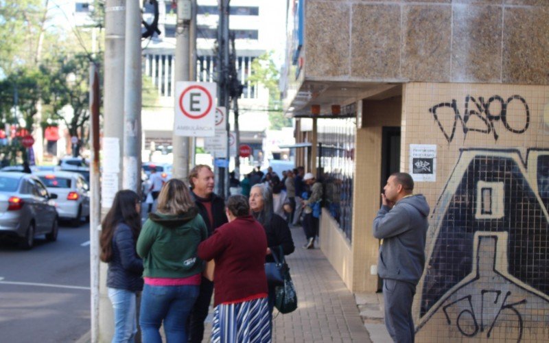 Fila na porta do  Casa da Cidadania, onde fica o CadÚnico | abc+