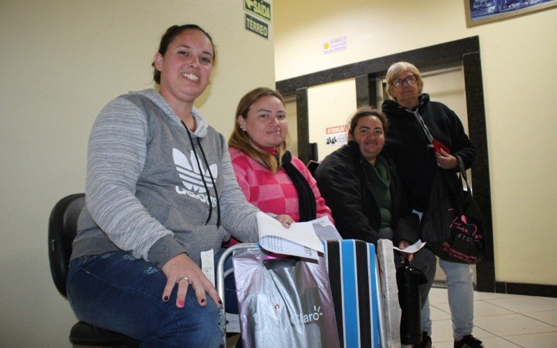 Jaqueline Sanches (30), Tais  Meller ( 28), a mãe Gerenice (47) e Eldir strasbourg (67) madrugaram na fila | abc+