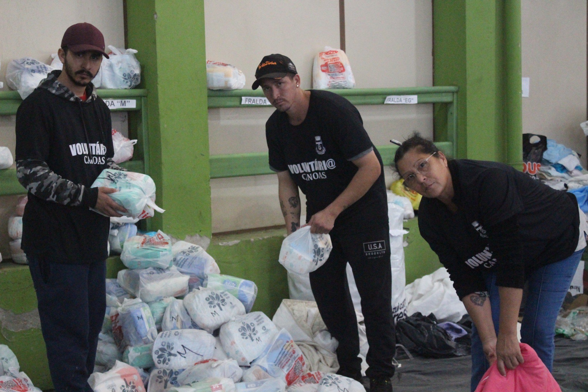 Família realiza trabalho voluntário após perder tudo na enchente