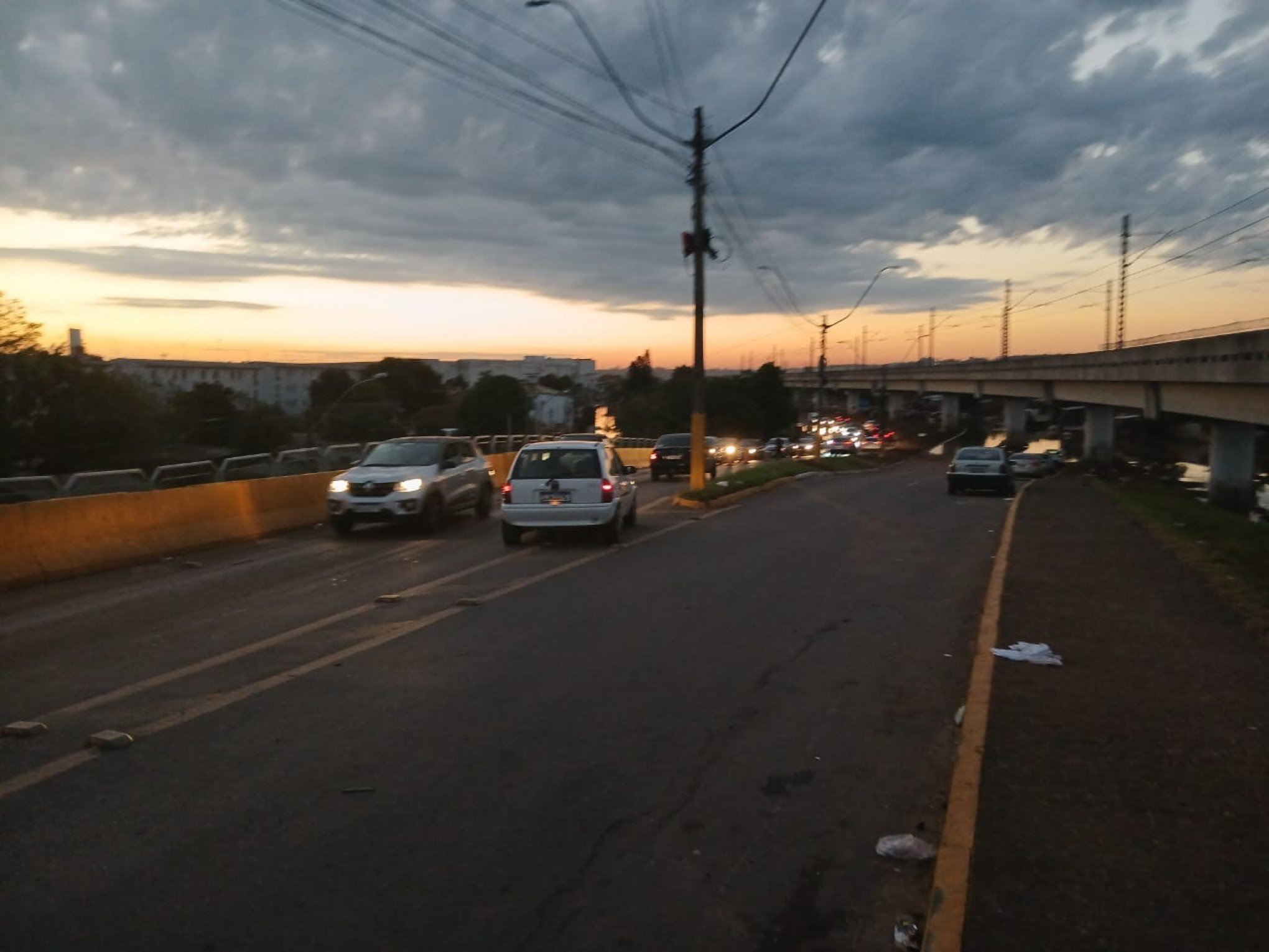 Ponte da Avenida MauÃ¡ Ã© liberada para trÃ¢nsito, mas em certo ponto fica em meia pista