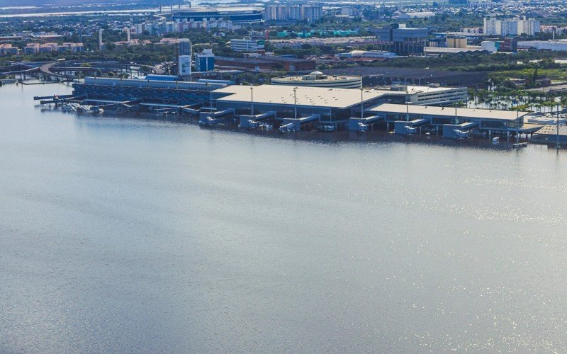 Aeroporto Internacional Salgado Filho ficou um mês debaixo d'água | abc+