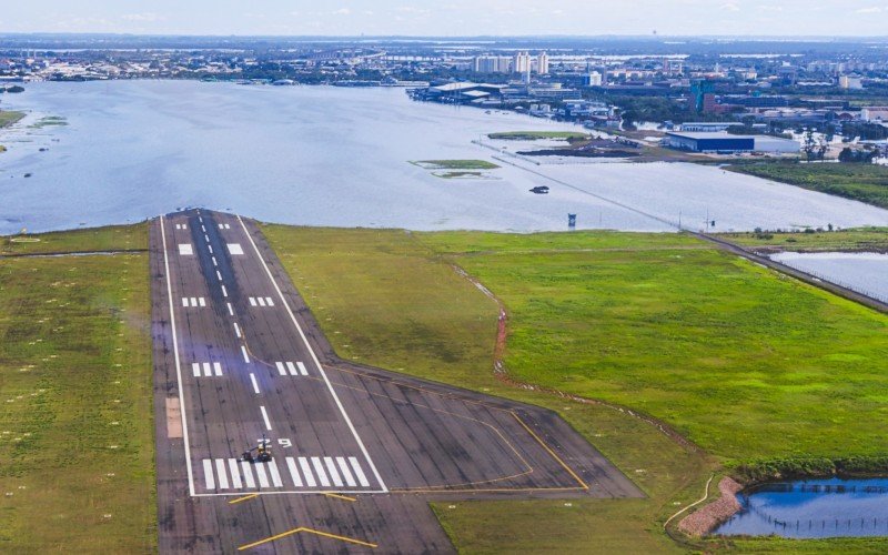 Área do Aeroporto Internacional Salgado Filho ficou alagada por semanas na cheia de maio | abc+