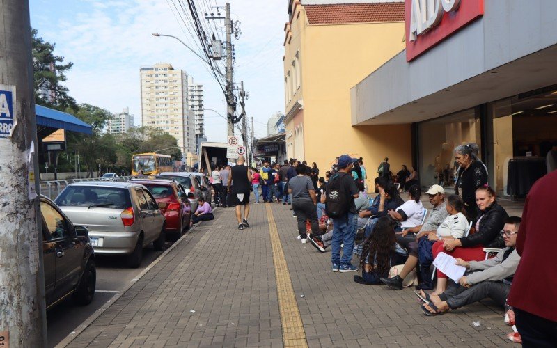 Moradores de Novo Hamburgo formaram fila gigantesca no primeiro dia do pré-cadastro do Auxílio Reconstrução  | abc+