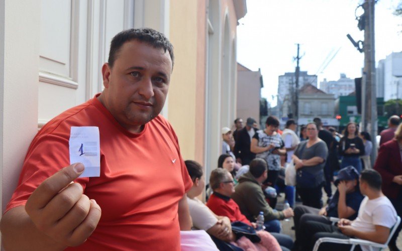 José Leandro Flores chegou às 4 horas para garantir o primeiro lugar na fila | abc+