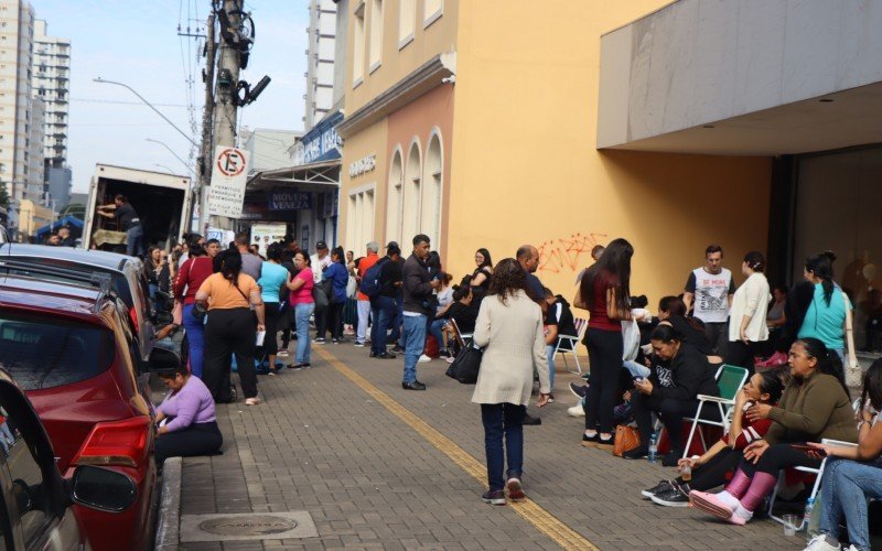 Fila na Casa das Artes começou a se formar ainda de madrugada  | abc+