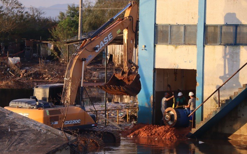 Motores sendo retirados da Casa de Bombas