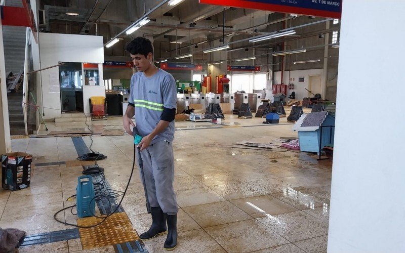 Limpeza na Estação Santo Afonso 