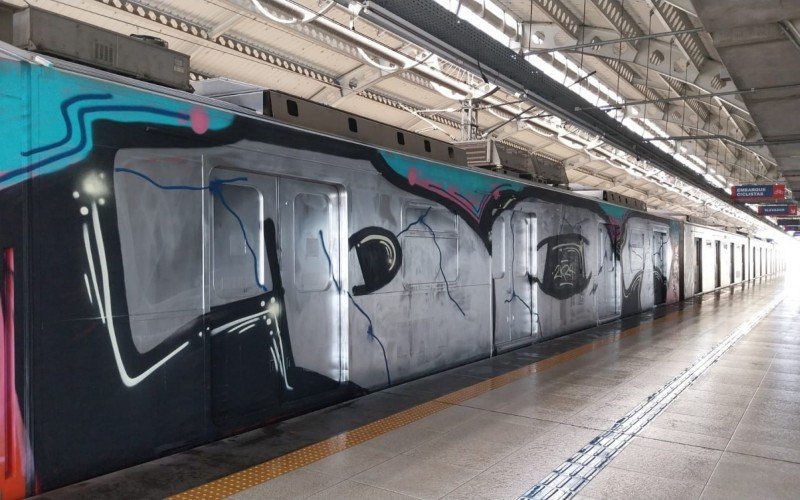 Metrô pichado na Estação Santo Afonso 