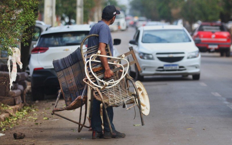 Material retirado de montanhas de entulhos está sendo recolhido no bairro Fátima