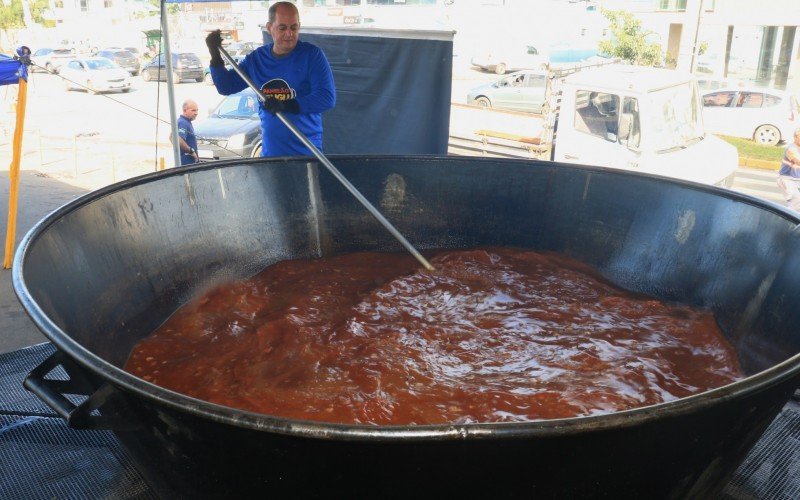 Gugu Nader cozinha ele mesmo no enorme panelão, cuja estrutura no Mato Grande está servido a quem tem fome
