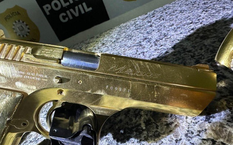 Armas douradas foram marcadas com o nome da facção criminosa