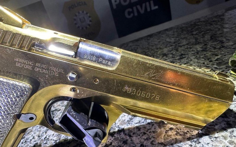 Armas douradas foram marcadas com o nome da facÃ§Ã£o criminosa
