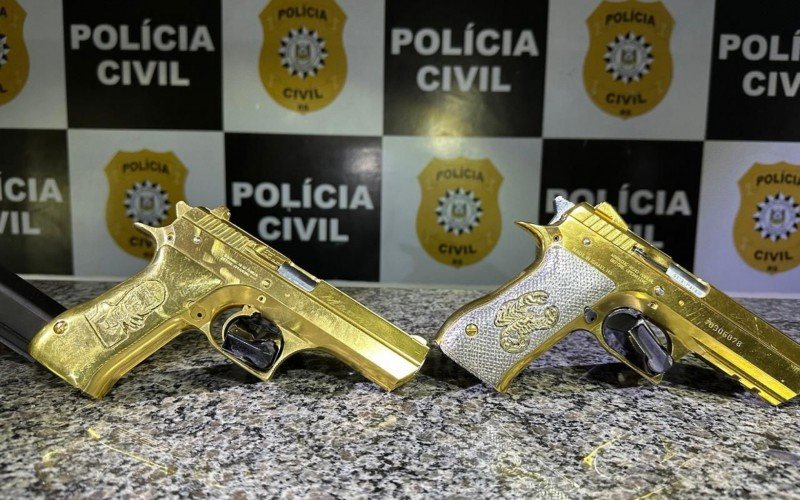Pistolas douradas têm emblema de facção criminosa da região