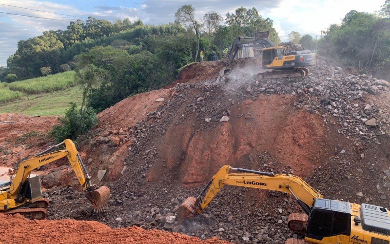 CSG mobiliza 15 homens, três escavadeiras e até um guindaste na reconstrução da RS-240 | abc+