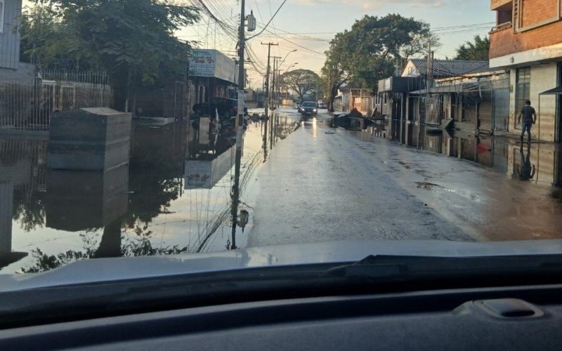 A partir da Rua Michel Steigleder a Rua Dr. Hillebrand seguia inundada nesta tarde de quarta-feira (22)