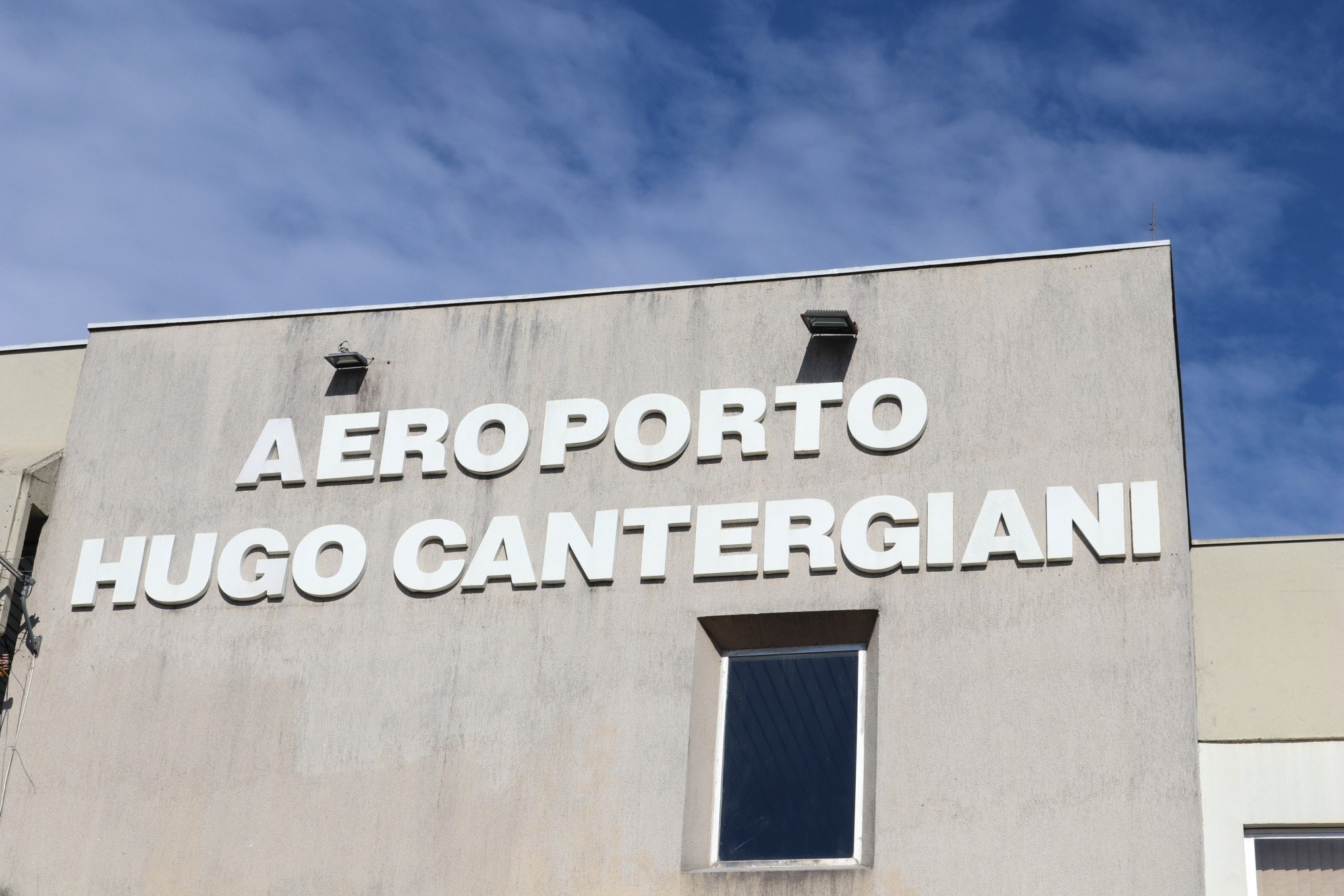 Aeroporto de Caxias do Sul é fechado por tempo indeterminado pela PF; agentes buscam assaltantes