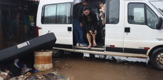 Retorno da família para casa, na Santo Afonso, em Novo Hamburgo