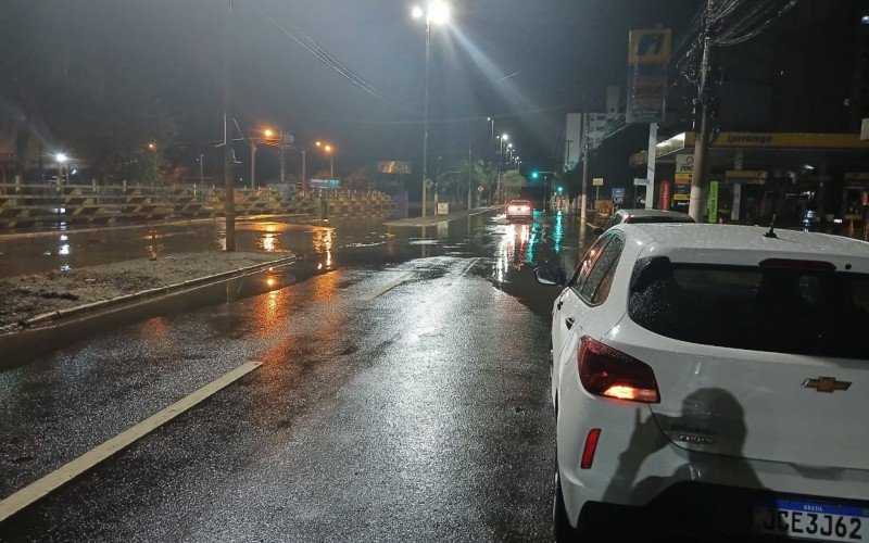 Trecho da Dom João Becker volta  a ficar alagada, entre a Rua São Paulo e Avenida Mauá