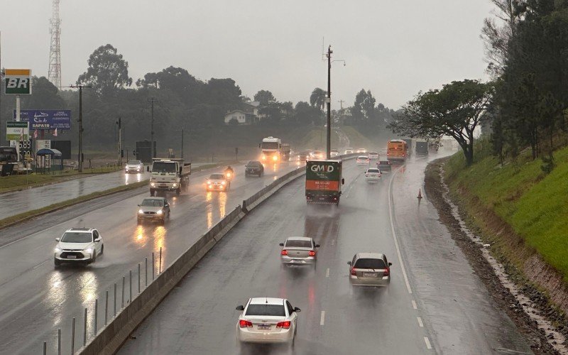 Situação na BR-116, em Novo Hamburgo, com a chuva forte desta quinta-feira