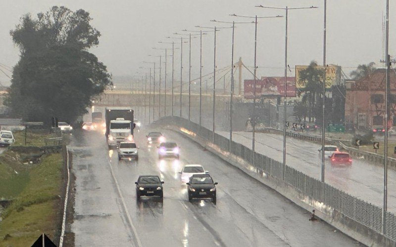 Situação na BR-116, em Novo Hamburgo, com a chuva forte desta quinta-feira