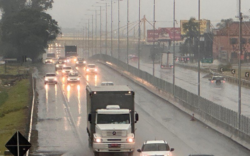 Situação na BR-116, em Novo Hamburgo, com a chuva forte desta quinta-feira