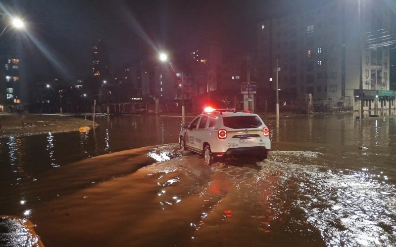 Alagamento na Avenida Dom João Becker, esquina com a Avenida Mauá. Brigada verificava o trecho e ajudava motoristas a atravessar em segurança 