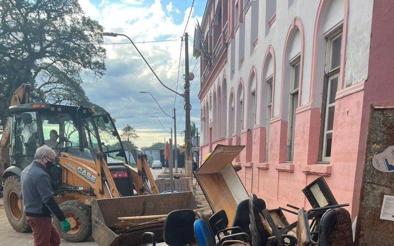 Limpeza na Câmara de Vereadores depois da cheia