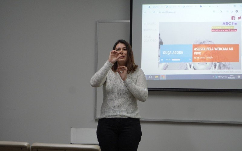 Professora Edilaine durante o primeiro encontro de formação do projeto Jornal na Sala de Aula neste ano  | abc+