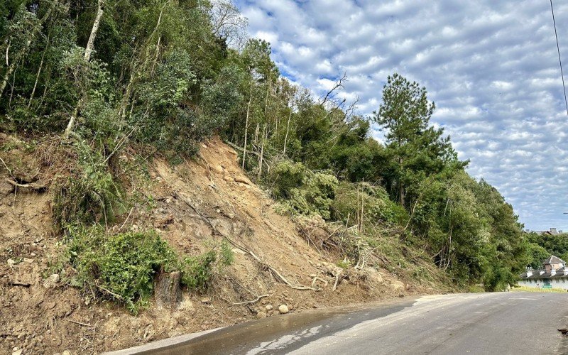 Desmoronamento atingiu a Rua Emílio Leobet, em Gramado
