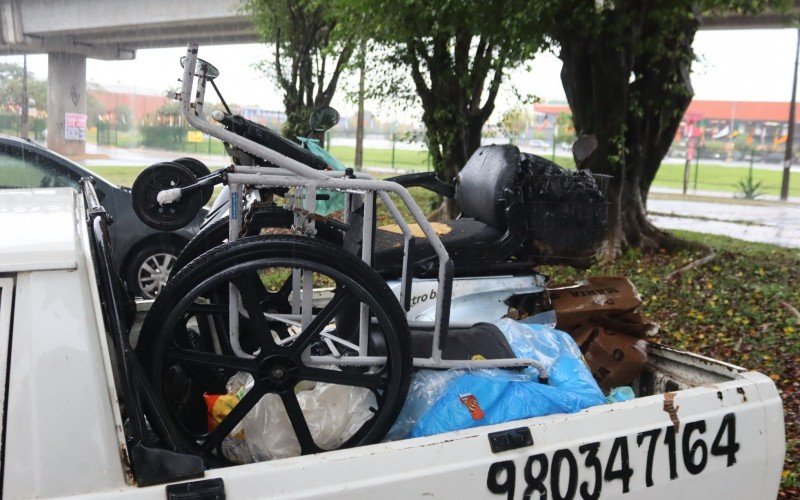 Cadeiras de rodas ocupam a caçamba do veículo