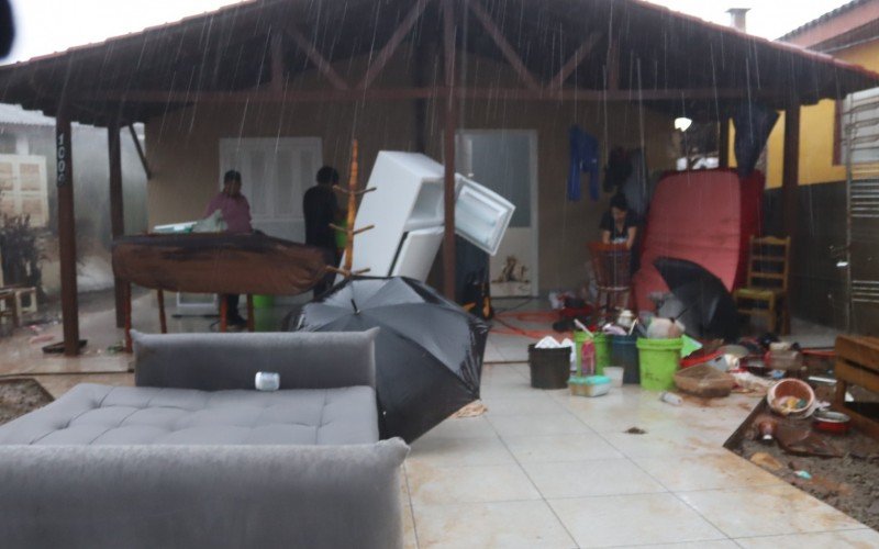 Mesmo com chuva, trabalho continua por parte dos moradores